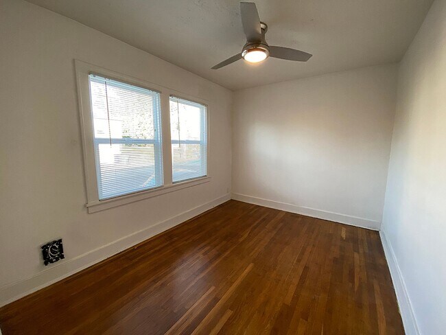 Building Photo - Charming 1 Bedroom with Hardwood Floors, Close-In Location