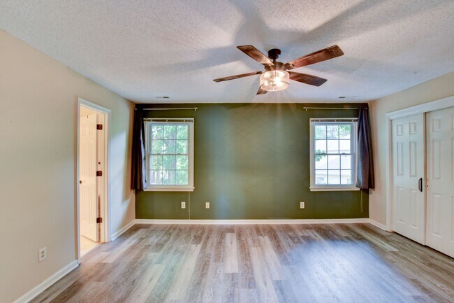 Building Photo - 922 Willow Point