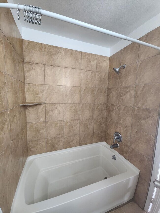 Building Photo - Cozy Split-level Condo with a Private Balcony!
