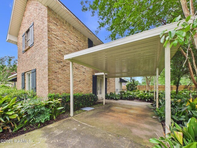 Building Photo - 100 Oak Coulee Dr