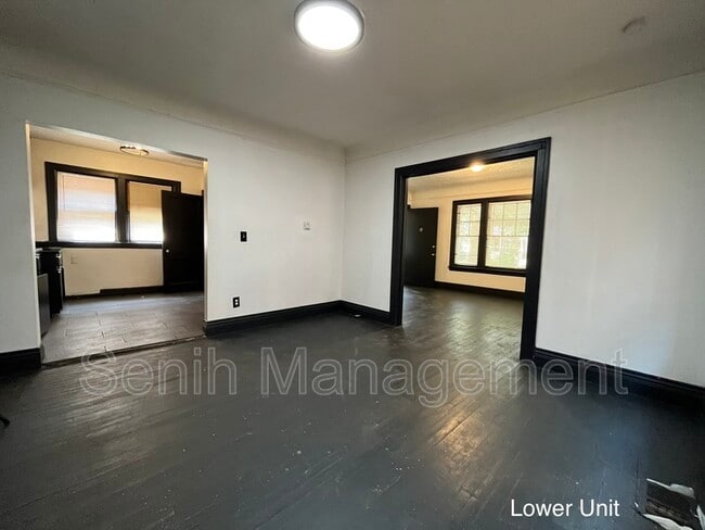 Building Photo - 2475 Gladstone St