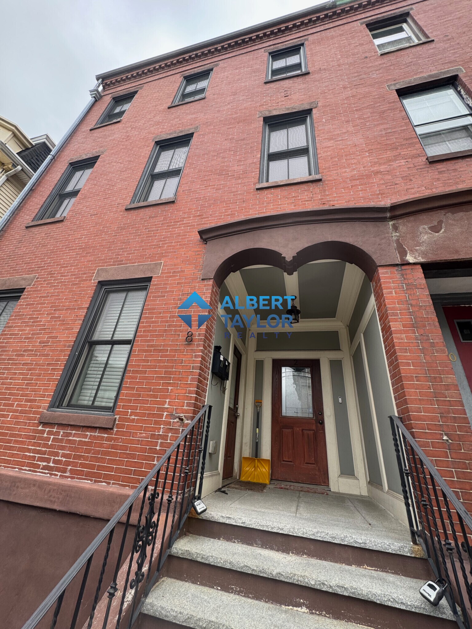 Building Photo - 8 Gates St