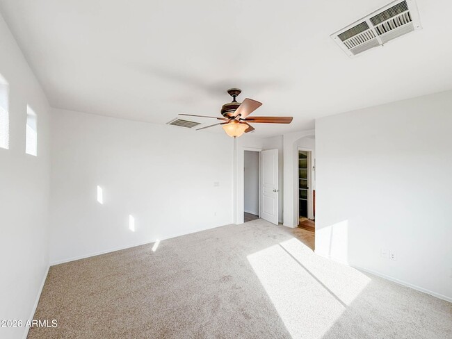 Building Photo - 1009 E Iris Dr