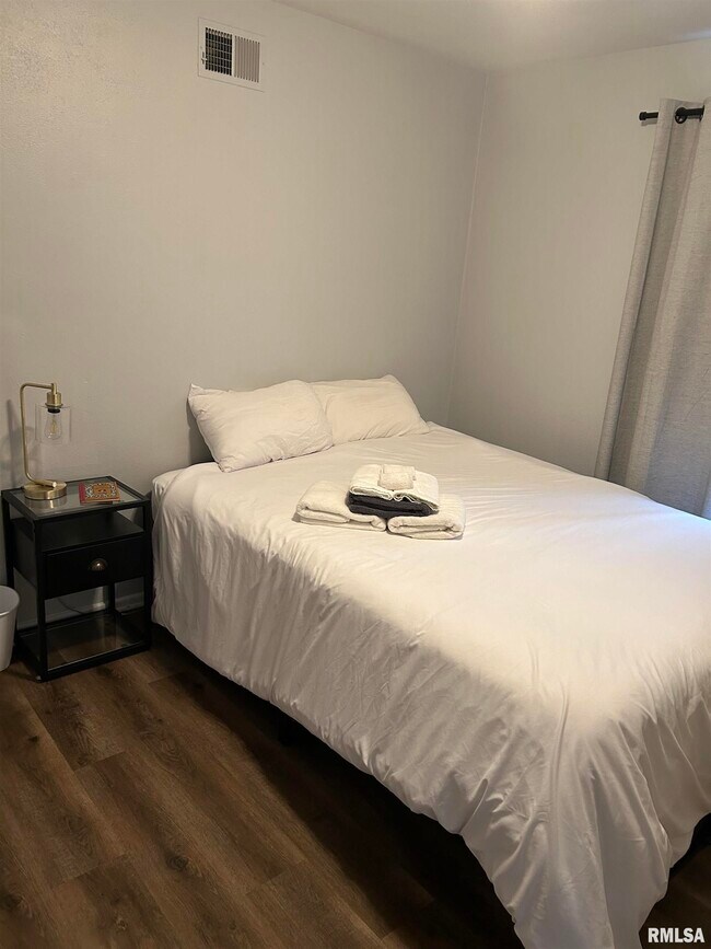 Building Photo - 5106 N Glen Elm Dr