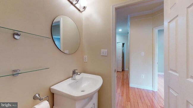 Building Photo - 615 16th St NE