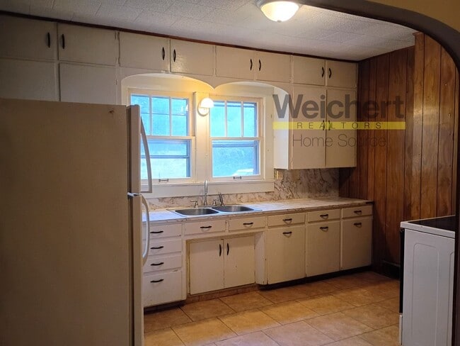 Building Photo - 3BR Home with Basement, Screened Porch & Garage