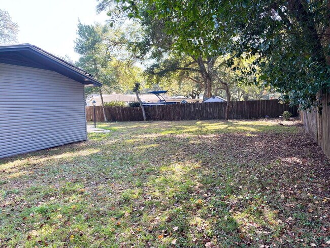 Building Photo - "Coastal Comfort Awaits: Spacious 4-Bed, 3-Bath Home in Fort Walton Beach Haven"