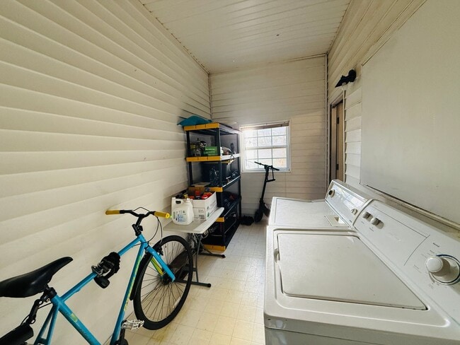 Building Photo - 424 Woodland Ave