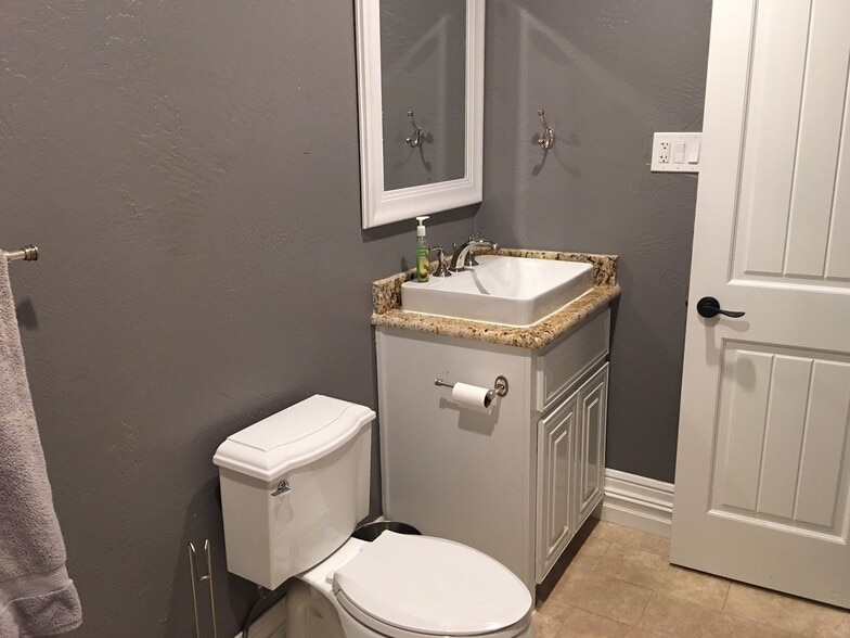 Building Photo - 2102 W Bear Creek Rd