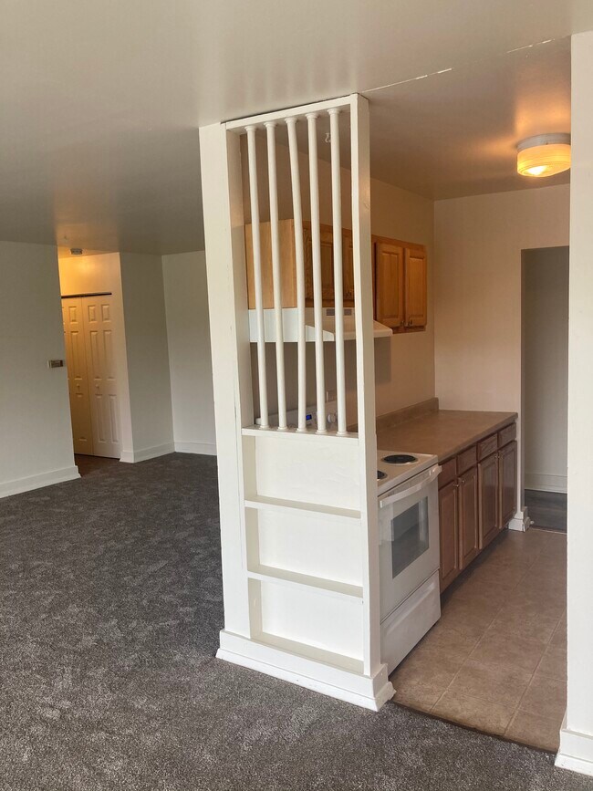 Dining Area - 620 6th Ave