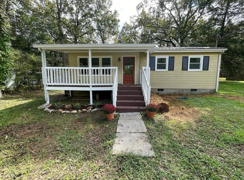 Front entrance - 612 Cove Rd