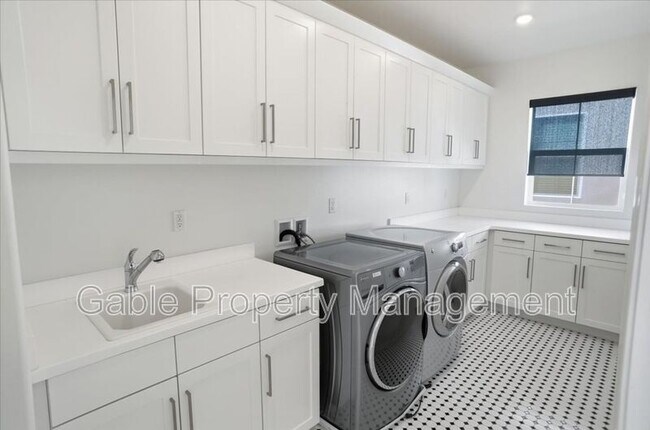 Building Photo - 27623 Solana Wy