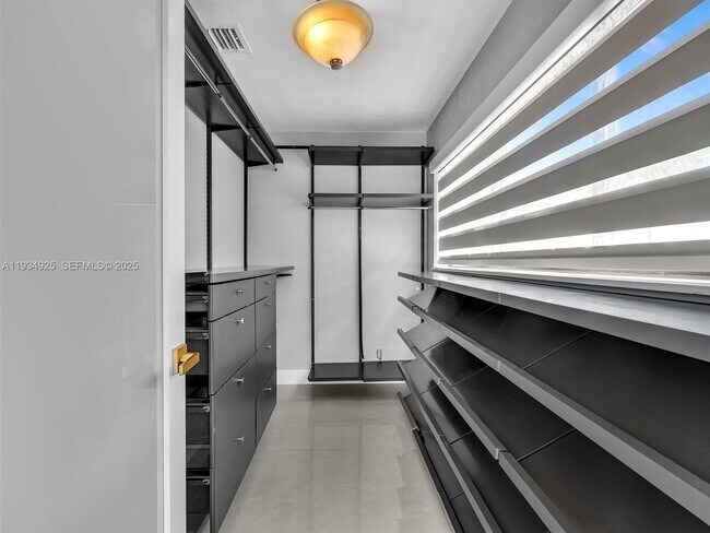 Building Photo - 2310 NE 48th Ct