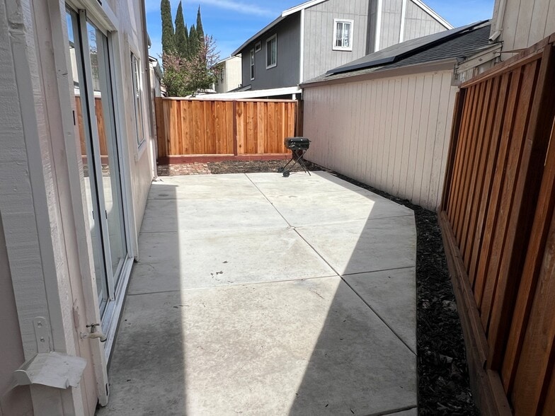 Building Photo - 5354 Meadow Wood Ln