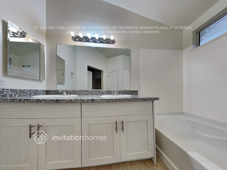Building Photo - 1140 N Leoma Ln