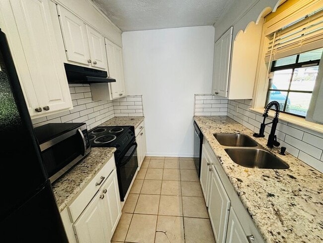 Primary Photo - 709 Greenfield Dr