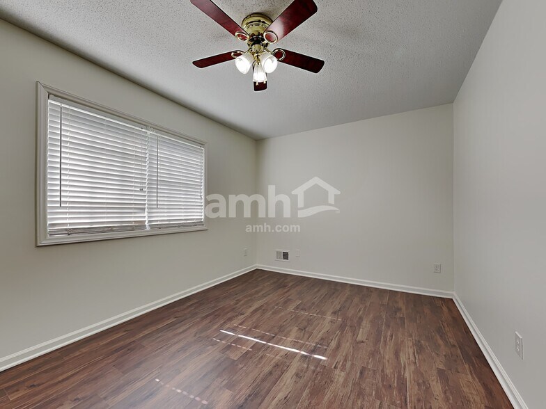 Building Photo - 833 Eagle Point Dr