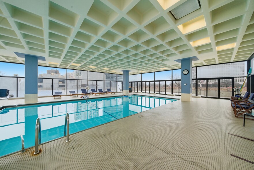 Building Photo - 5320 N Sheridan Rd