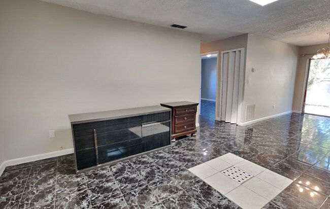 Building Photo - 1215 Lake Highland Dr