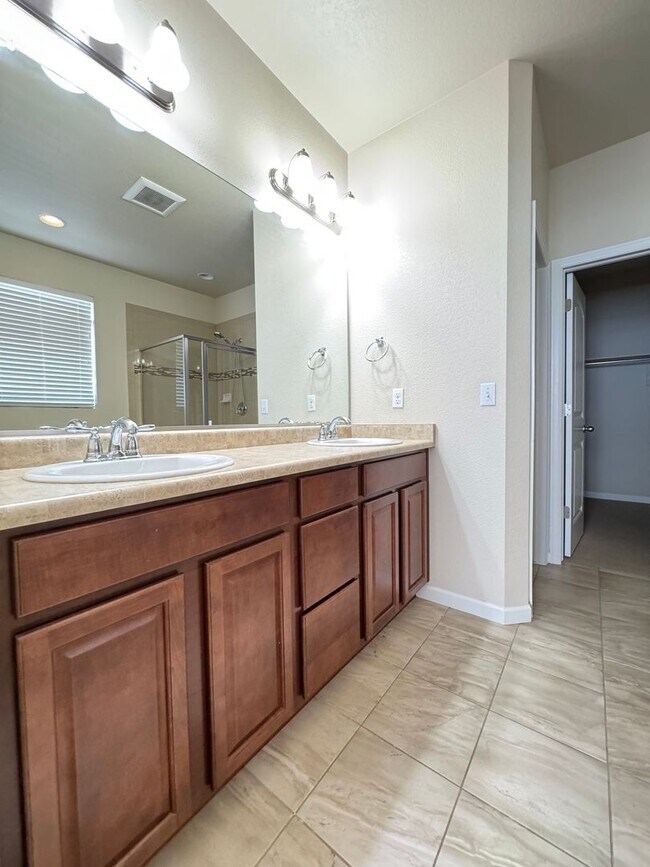 Building Photo - Beautiful Home in Rigden Farms