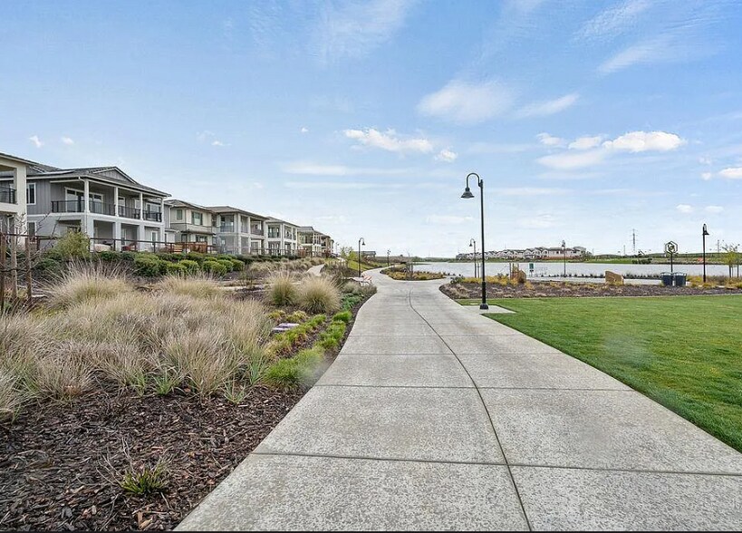 Building Photo - 2451 Lake Club Dr