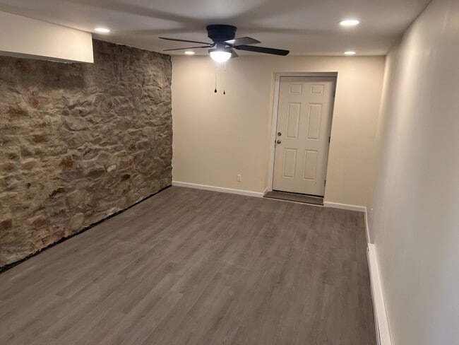 Building Photo - Remodeled 2 bed, 1 bath with laundry