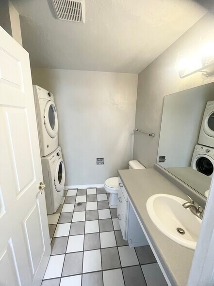 Building Photo - 2457 N Lynndale Dr