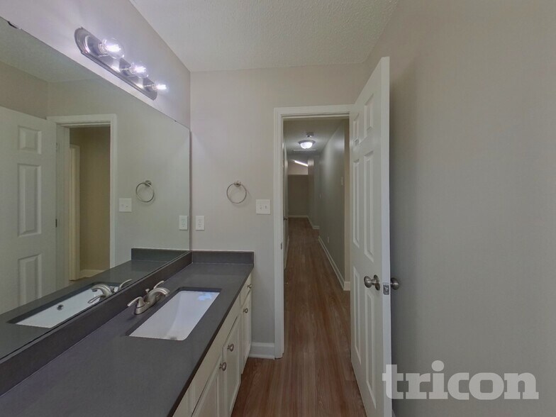 Building Photo - 428 Glencroft Dr