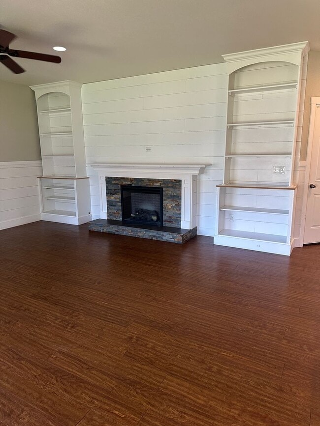 Building Photo - Extra Large Home For Rent, 4 Bedrooms! NEW...