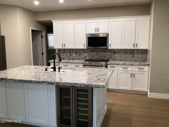 Building Photo - 305 Cloud Song E