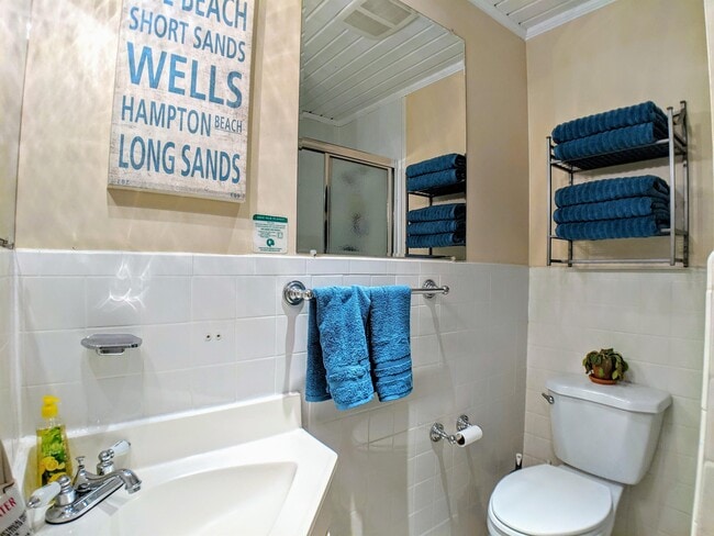 Building Photo - 885 Laconia Rd