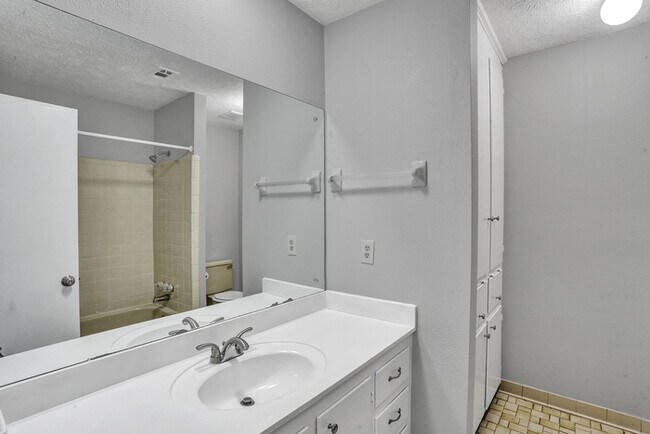 Building Photo - Cozy 4-Bedroom Home in Clinton, MS