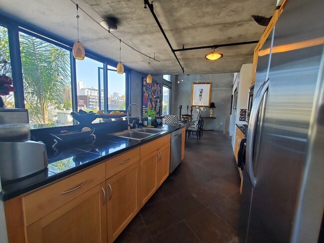 Building Photo - Downtown Loft living in Little Italy