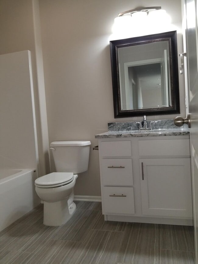 Building Photo - Daylight ranch townhome