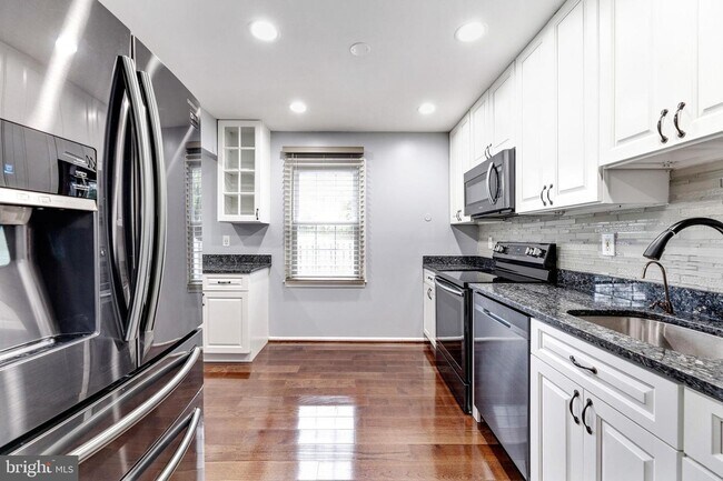 Building Photo - 18 Chantilly Ct