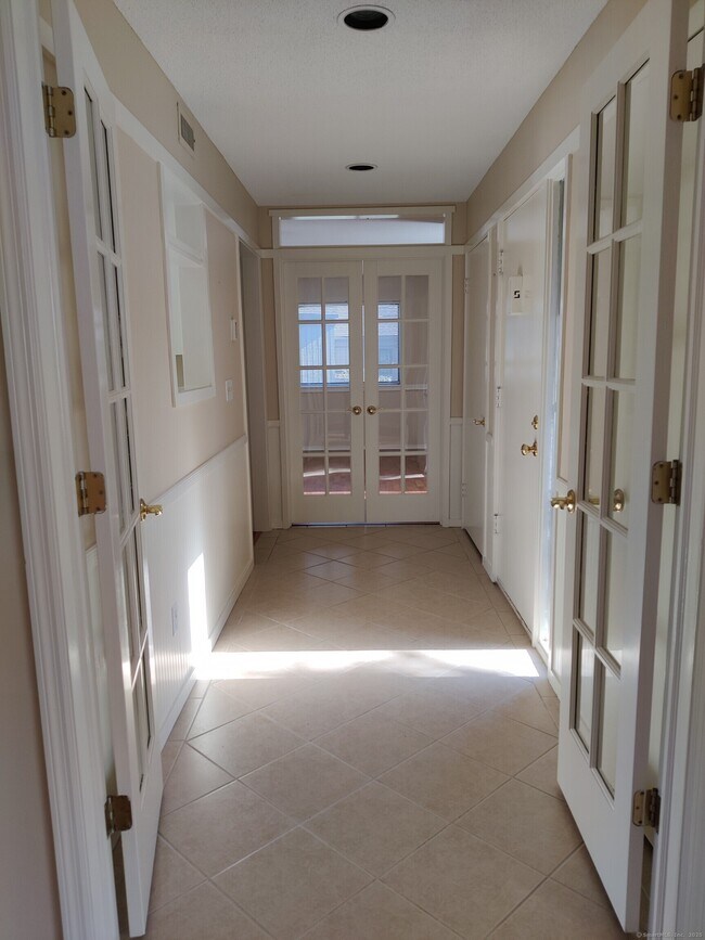 Building Photo - 540 Heritage Vlg