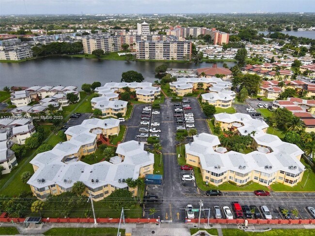Building Photo - 1701 NE Miami Gardens Dr