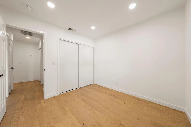 Building Photo - 5550 E Knoll Dr