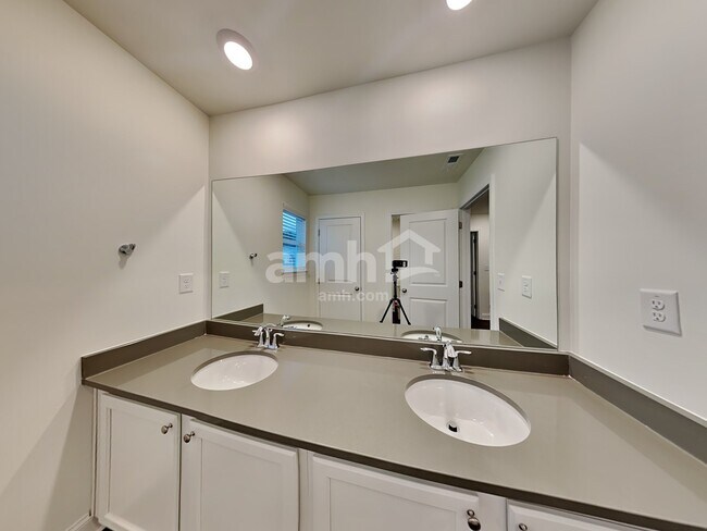 Building Photo - 2003 Windsor Park Ave