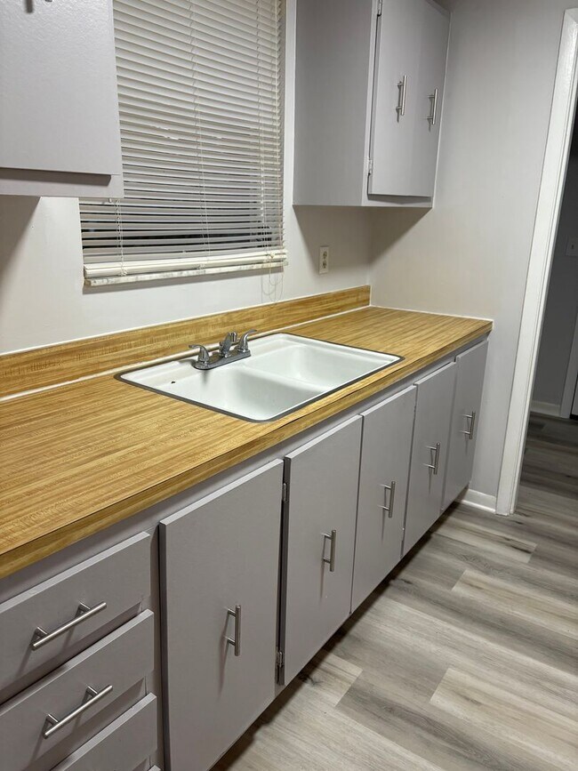 Building Photo - Great 2 large Bedrooms and 2 bath Beauty! Wonderful location. Call Sheila 407-687-7900