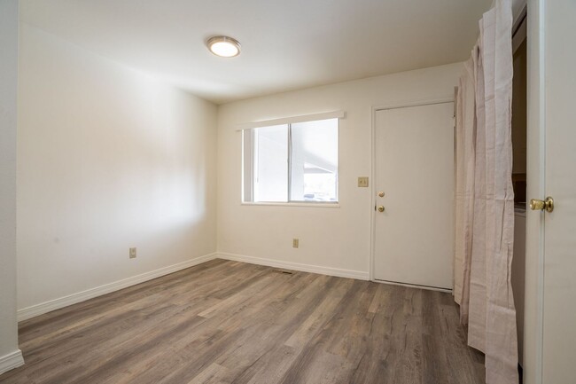 Building Photo - Newly Updated 3 Bed, 1 Bath Duplex in West...