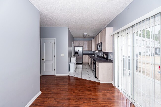 Building Photo - 3 Bedroom, 2.5 Bathroom Townhome in Lakes of Summerville - Summerville