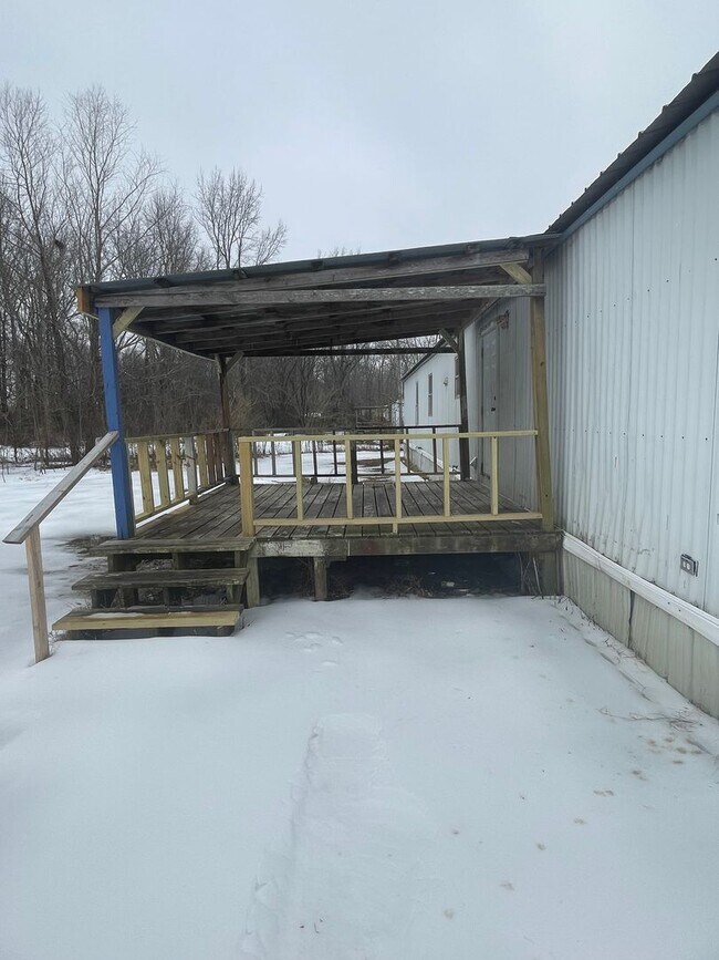 Building Photo - Country living with spacious front and backyard - 3 beds/ 2bath available now