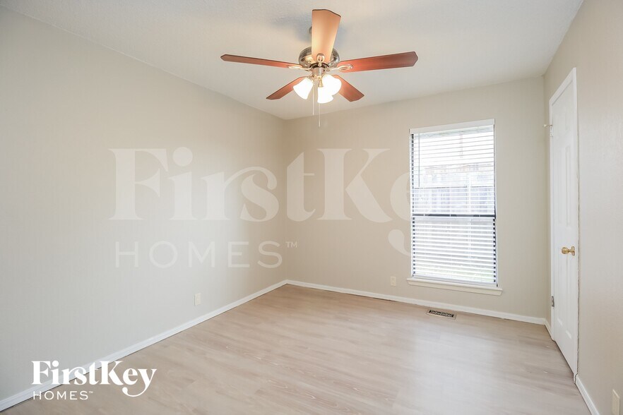 Building Photo - 2012 Tanglewood Dr