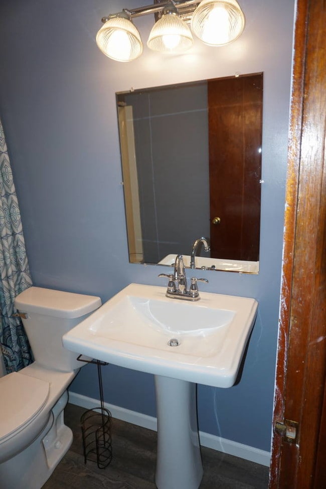 Building Photo - 204 N Geri St