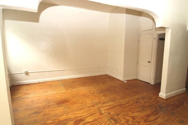 Building Photo - 6 E Preston St