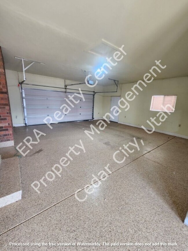 Building Photo - 921 N 400 W