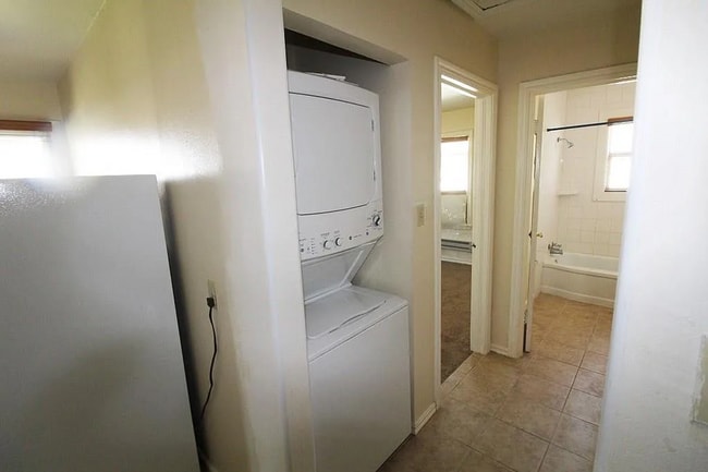 Building Photo - 1-Bedroom Duplex on Corner Lot – Near Midw...