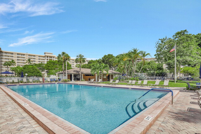 Building Photo - 3100 N Palm Aire Dr