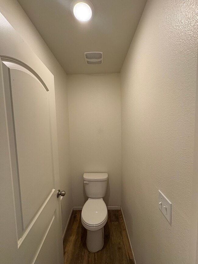 Building Photo - NW Visalia Home Available Now!